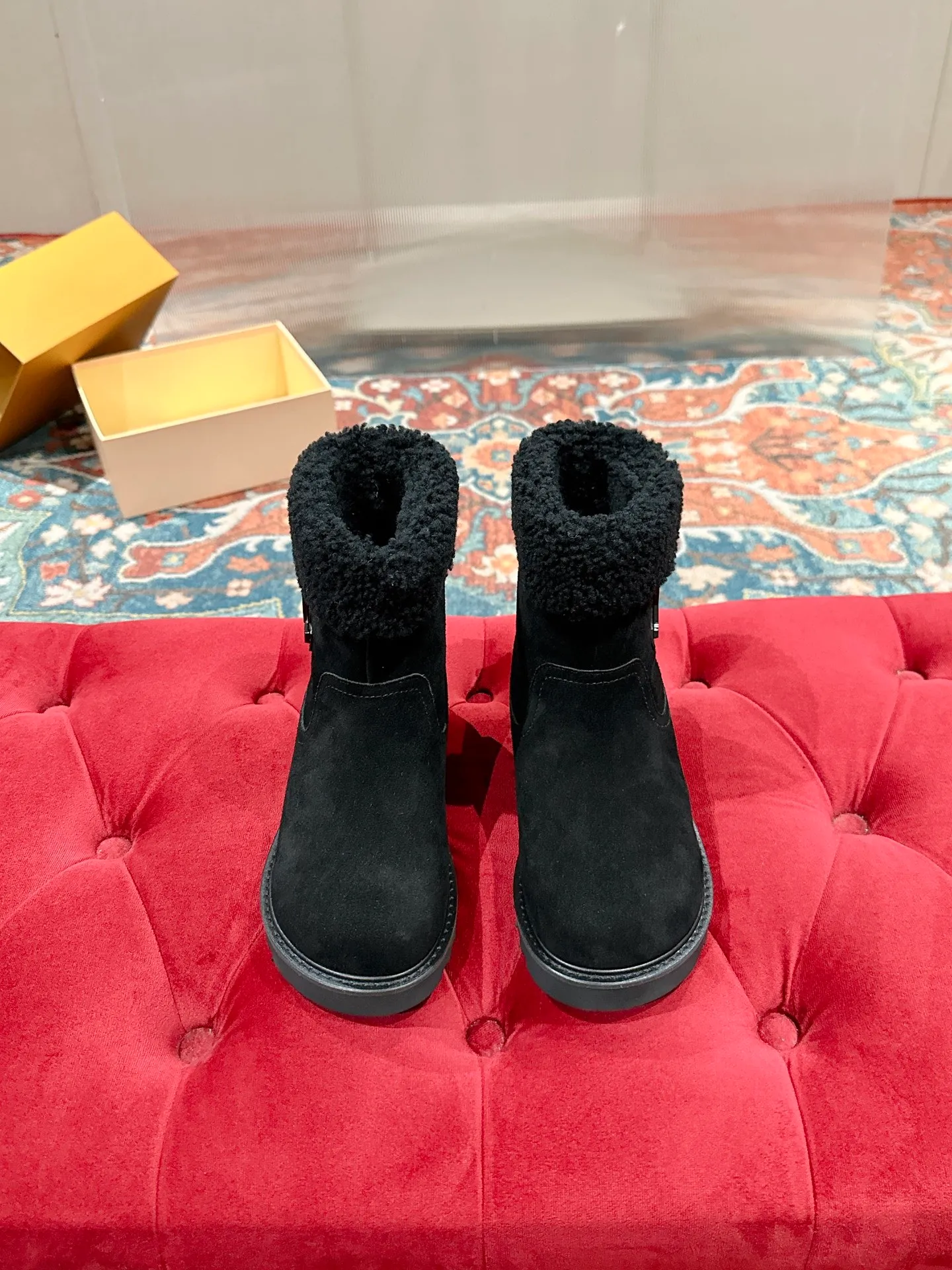 👟👟Ex-factory price 780👟👟 Louis Vuiton·Louis Vuitton 2025ss new LV Aspen Line series wool thick-soled Chelsea short boots fur boots snow boots Martin boots Original purchase, development and production This LV snow boots adopt the original lasting method. The materials are all original ones. Pay attention to the difference between the lower version and the molded rubber sole. The upper is decorated with three-dimensional carvings, which is full of high-end. The upper foot is really beautiful. ▪️Fabric: Cow suede/presbyopia leather ▪️Inner lining: original wool lining ▪️Outsole: original molded outsole ▪️Size: 35-40 (40 customized, non-returnable)